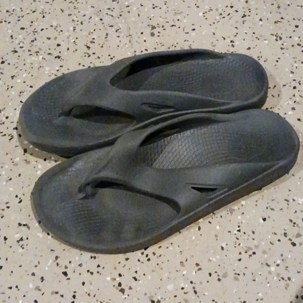 Oofos Black Gray Original Thong Recovery Sandal Mens 10